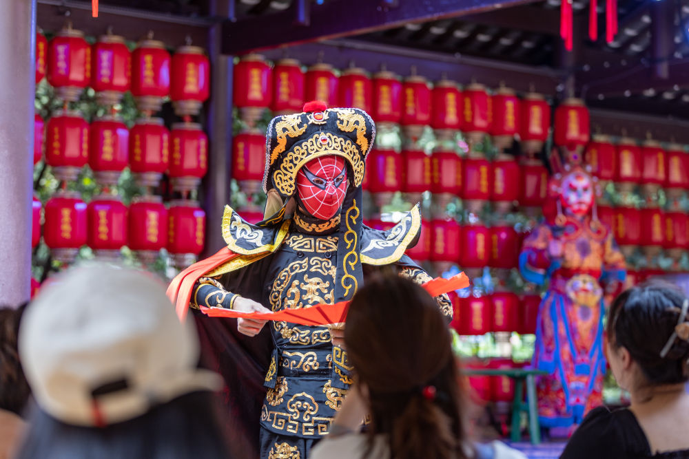 成都大运会 | 每个人都能找到自己的成都――大运会吉祥物“蓉宝”走俏的背后(图2)