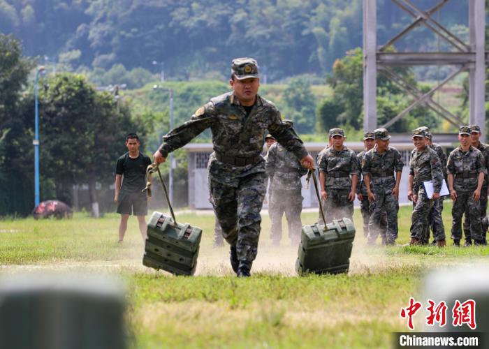 福建武警举行军体运动会 营造练兵备战氛围(图2) 福建武警举行军体运动会 营造练兵备战氛围(图2)