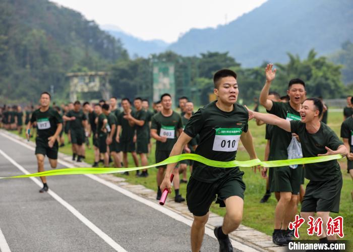 福建武警举行军体运动会 营造练兵备战氛围(图3) 福建武警举行军体运动会 营造练兵备战氛围(图3)