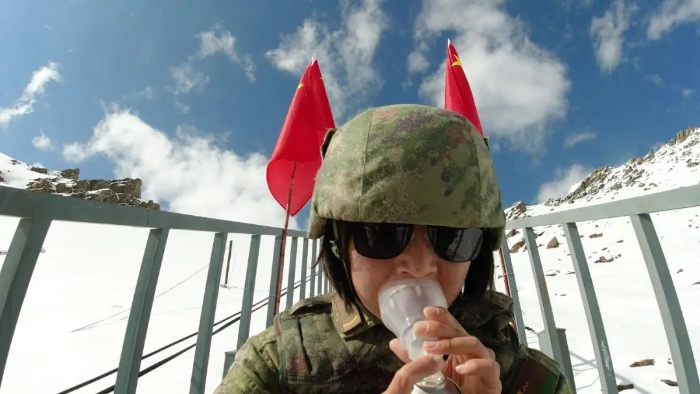 “哇！界碑！”当边防女兵第一次见到界碑→(图4)