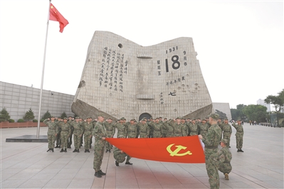 辽宁省沈阳警备区残历碑前,预定新兵励斗志(图1) 辽宁省沈阳警备区残历碑前,预定新兵励斗志(图1)