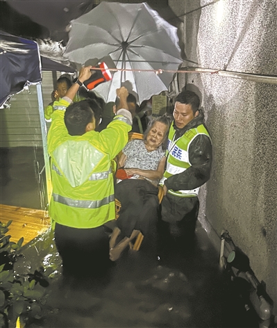 广东省深圳市遭受特大暴雨 宝安区民兵转移受困群众(图1) 广东省深圳市遭受特大暴雨 宝安区民兵转移受困群众(图1)