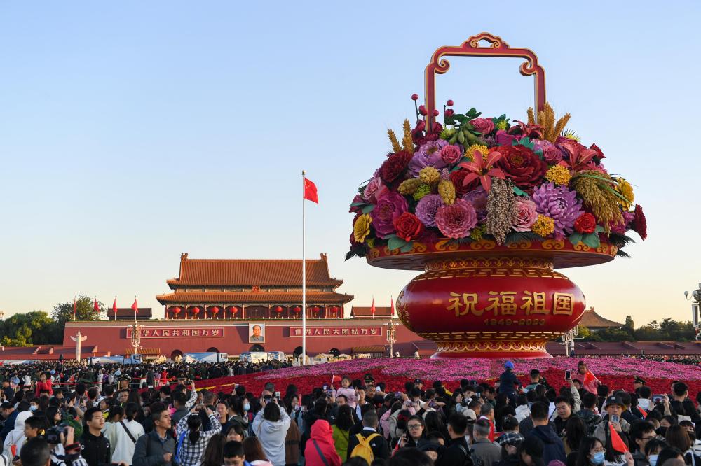 迈向更加光明的未来――各界群众欢度国庆(图3)