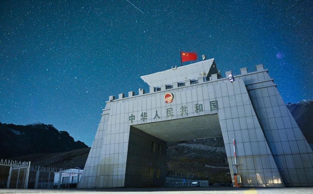 迈向更加光明的未来――各界群众欢度国庆(图9)