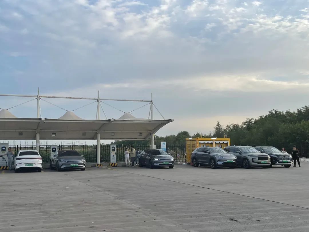 中秋国庆小长假的服务区“抢桩大战”(图5) 图片