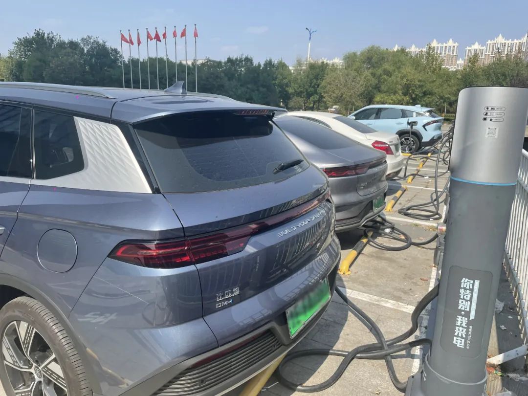 中秋国庆小长假的服务区“抢桩大战”(图3) 图片