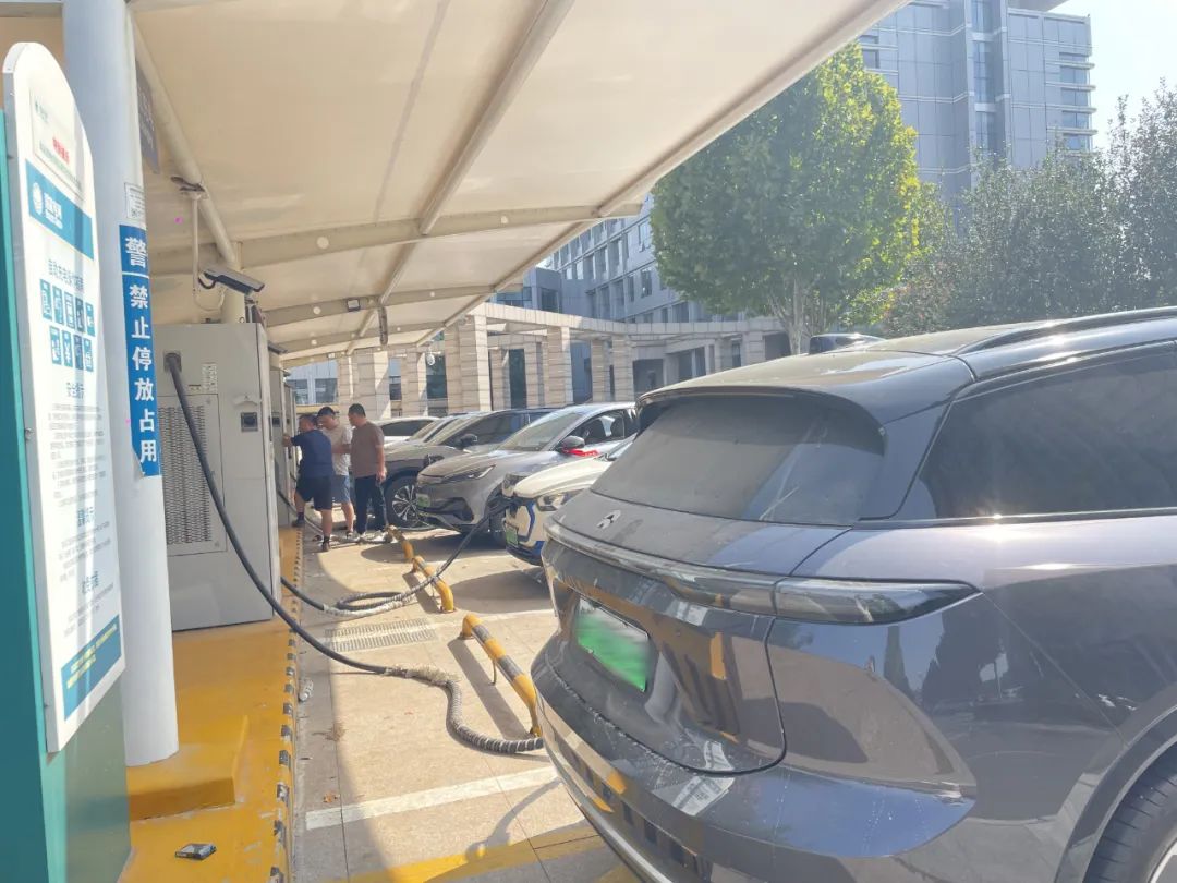 中秋国庆小长假的服务区“抢桩大战”(图6) 图片