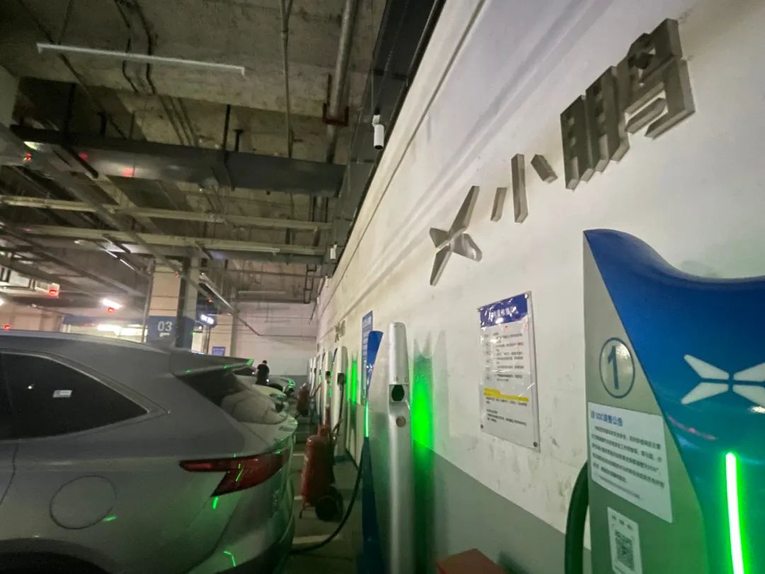 中秋国庆小长假的服务区“抢桩大战”(图8) 图片