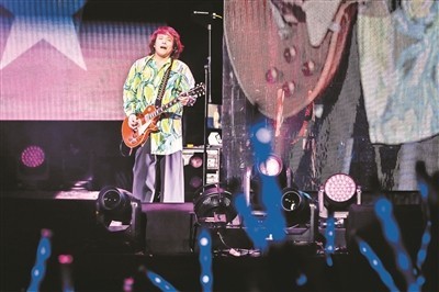 演唱会变K歌现场 观演对调形成“亚文化”(图1)