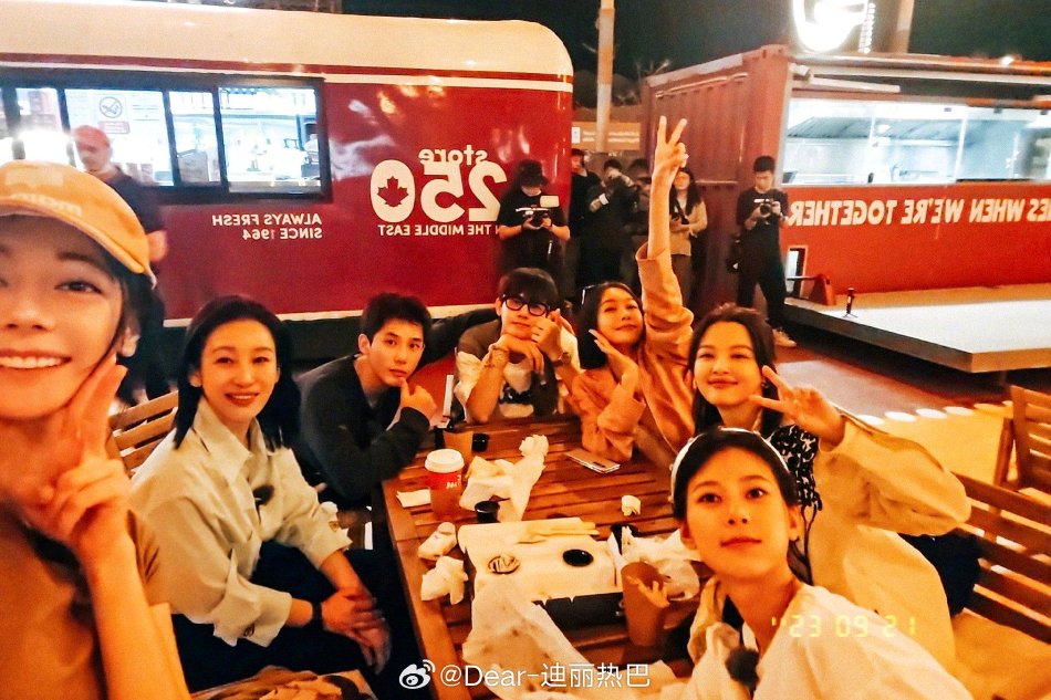 迪丽热巴分享《花儿与少年》大合照(图1)