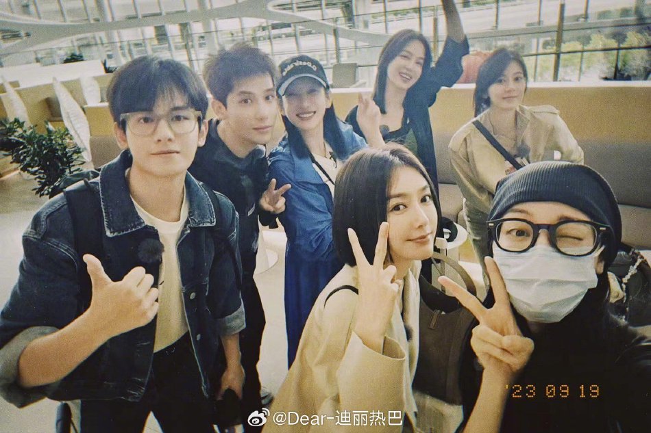 迪丽热巴分享《花儿与少年》大合照(图2)