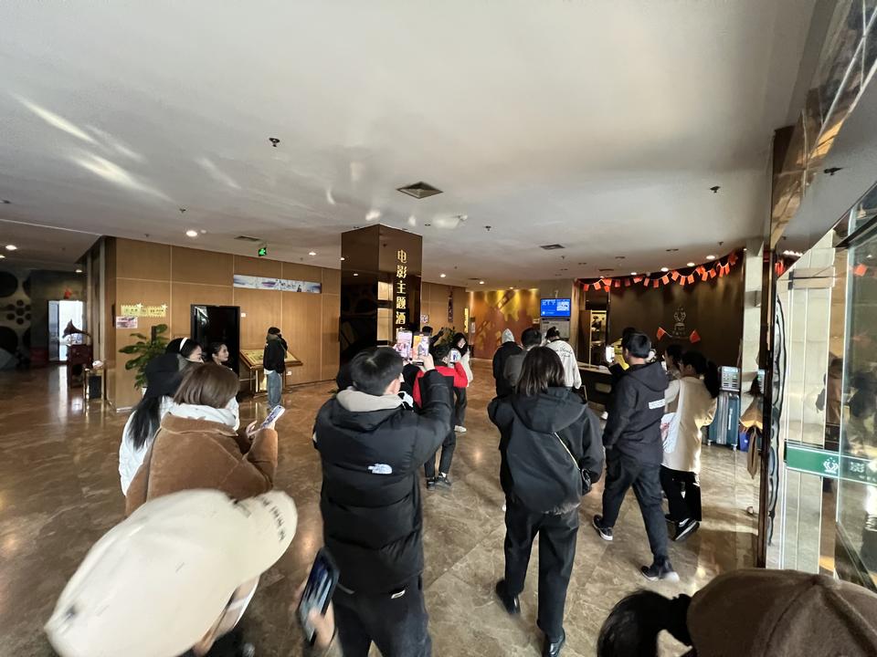 横店追星：不远千里为见明星几秒钟(图3)