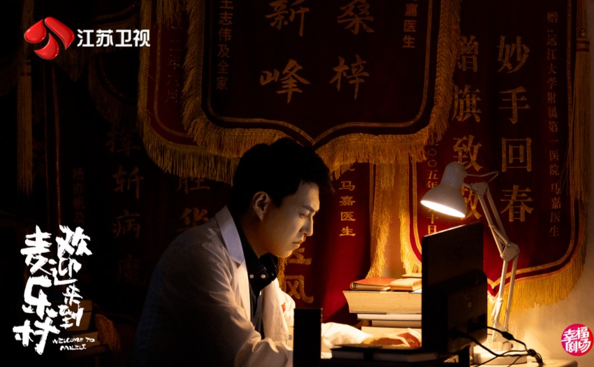 新剧诠释援外医生，演员靳东：最不愿意的就是重复自己(图2)