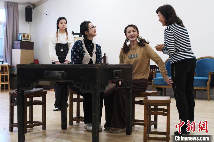 “上海闲话”版舞台剧《长恨歌》首次公开排练现场(图2) “上海闲话”版舞台剧《长恨歌》首次公开排练现场(图2)