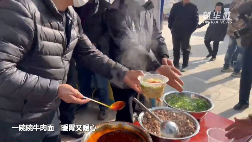 甘肃积石山县大河村安置点的一碗碗牛肉面 暖胃又暖心(图2)