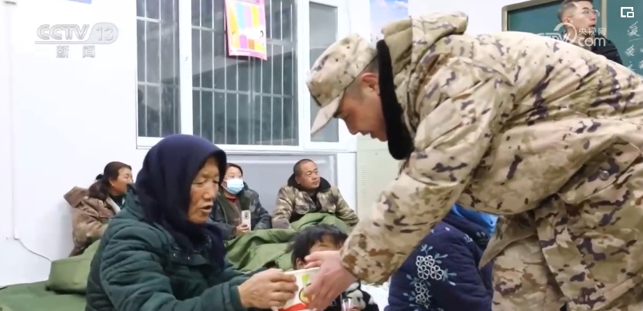 心理疏导、安全检查、熬制姜汤……武警官兵保障受灾群众度过寒夜(图4)