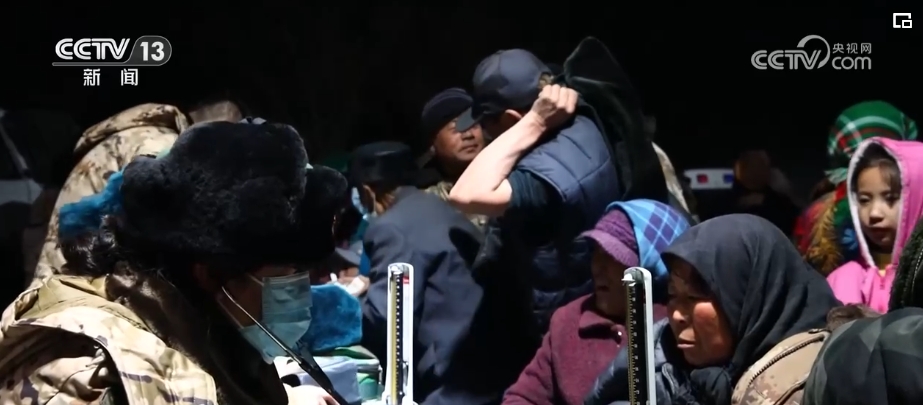 心理疏导、安全检查、熬制姜汤……武警官兵保障受灾群众度过寒夜(图2)