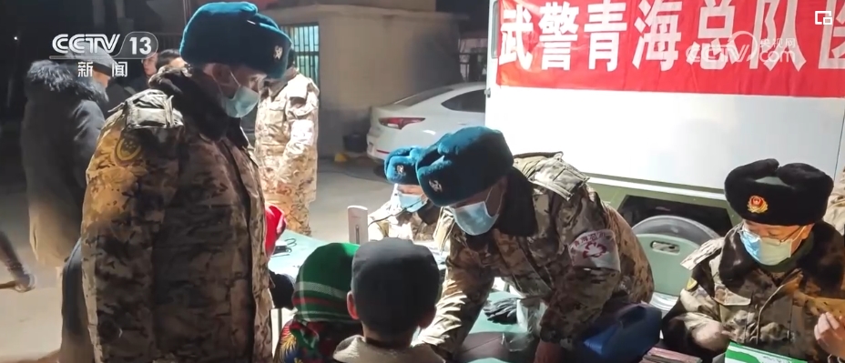 心理疏导、安全检查、熬制姜汤……武警官兵保障受灾群众度过寒夜(图1)