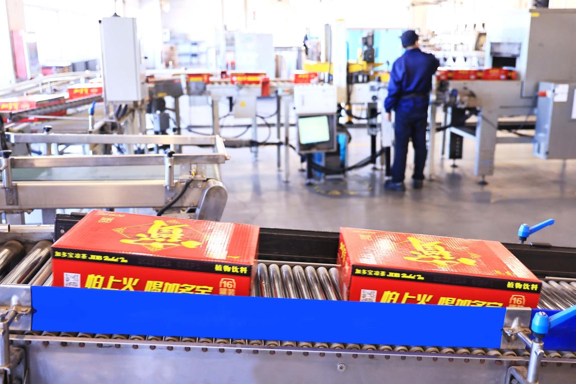 产线24小时连轴转  加多宝开足马力备战2024春节消费市场(图2)