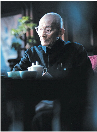 《繁花》“爷叔”出彩 “90后”游本昌不退休
