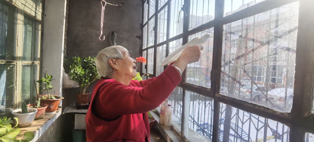 拉窗帘、挂“笑脸”、按门铃……他们每天跟独居老人“对暗号”