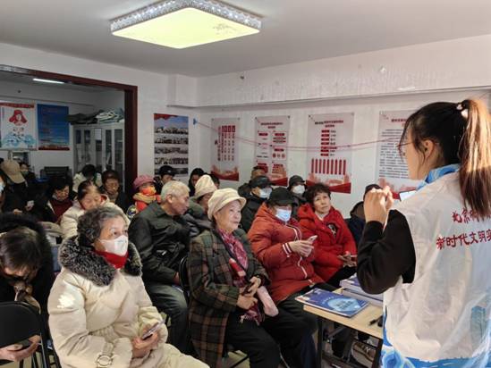 【新春走基层】银发老人上手机课 记录春节团圆时刻