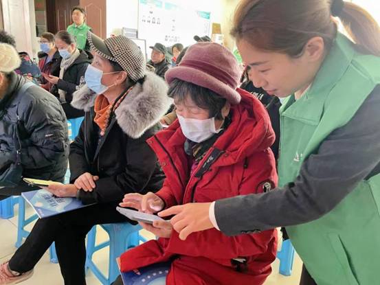 【新春走基层】银发老人上手机课 记录春节团圆时刻(图2)
