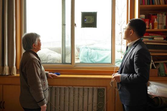 【新春走基层】擦玻璃、剪窗花、免费理发……经纪人志愿者陪社区老人迎新春(图1)