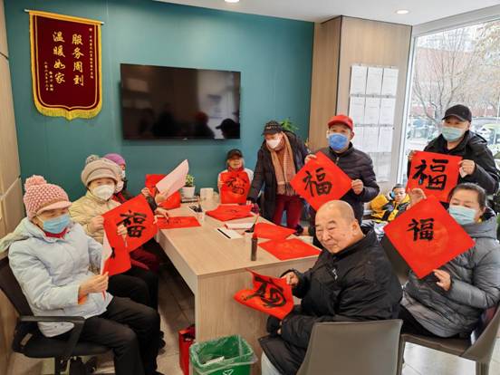 【新春走基层】擦玻璃、剪窗花、免费理发……经纪人志愿者陪社区老人迎新春(图4)