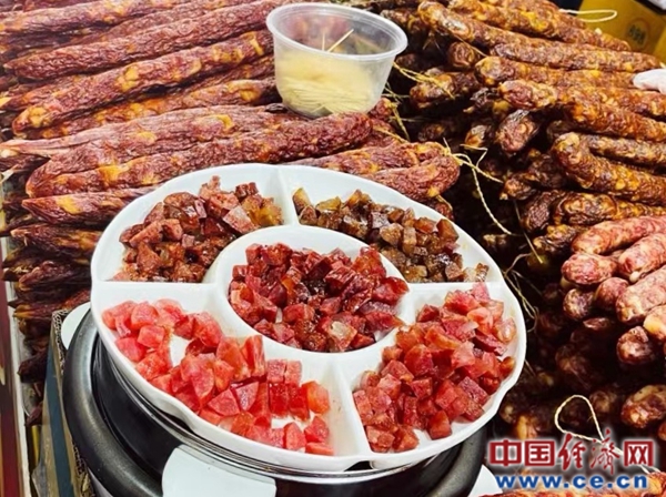 【新春走基层】年货大集:繁荣年味,品味幸福(图3) 【新春走基层】年货大集:繁荣年味,品味幸福(图3)