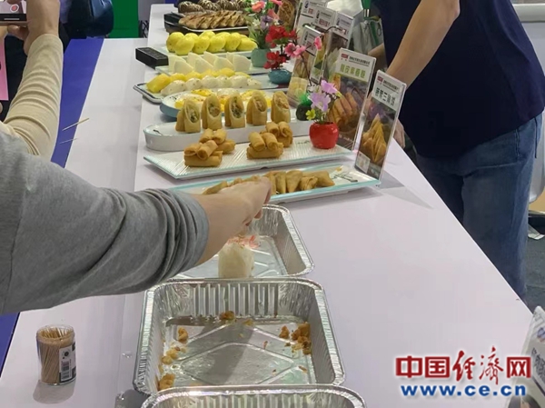 【新春走基层】年货大集:繁荣年味,品味幸福(图2) 【新春走基层】年货大集:繁荣年味,品味幸福(图2)