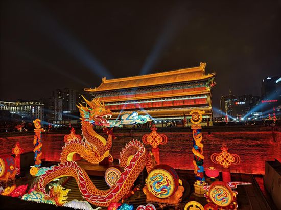 【新春走基层】梦回盛唐！西安城墙灯会游人如织(图1)