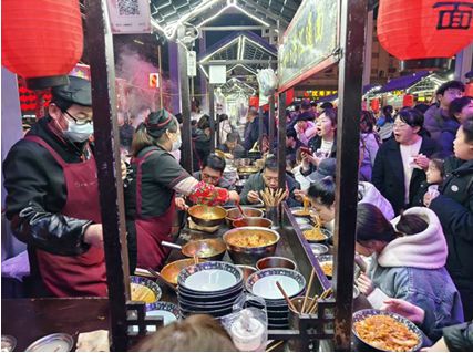 【新春走基层】陕西咸阳汇通面全年火爆 春节排队吃面(图3)