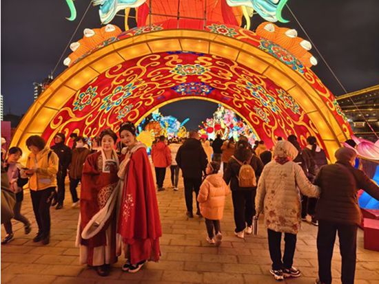 【新春走基层】梦回盛唐！西安城墙灯会游人如织(图2)