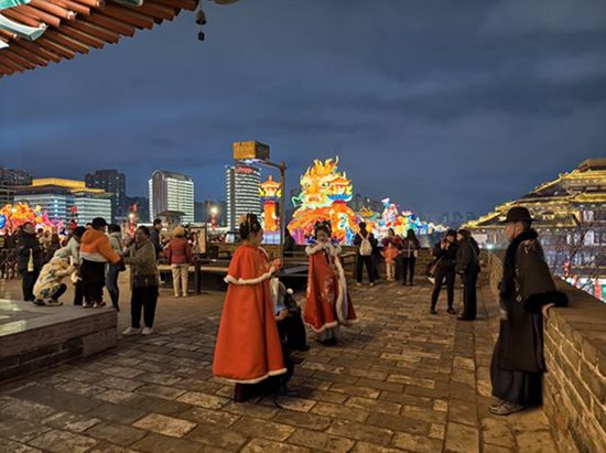 【新春走基层】梦回盛唐！西安城墙灯会游人如织(图4)
