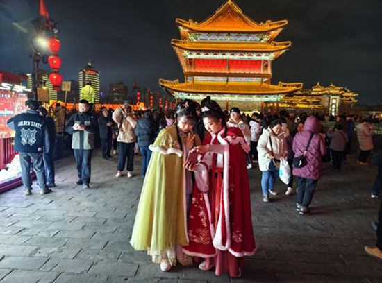 【新春走基层】梦回盛唐！西安城墙灯会游人如织(图3)