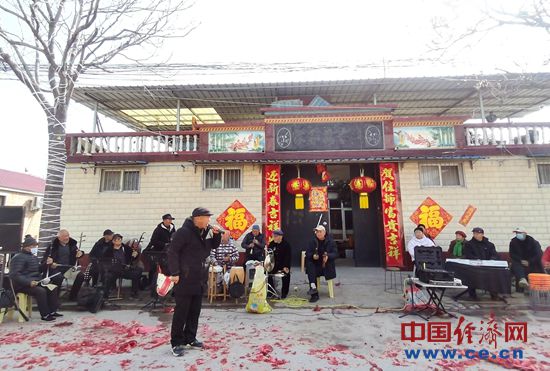 【新春走基层】村口戏台闹新春(图1)