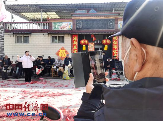 【新春走基层】村口戏台闹新春(图3)