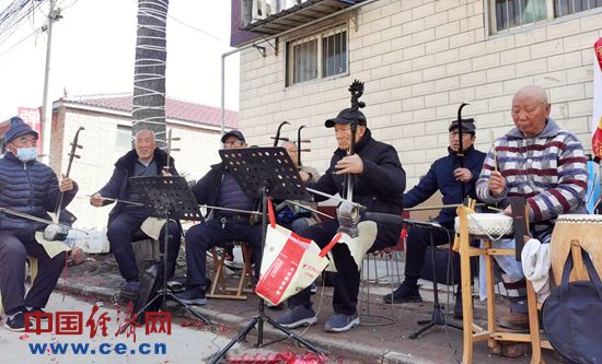 【新春走基层】村口戏台闹新春(图2)