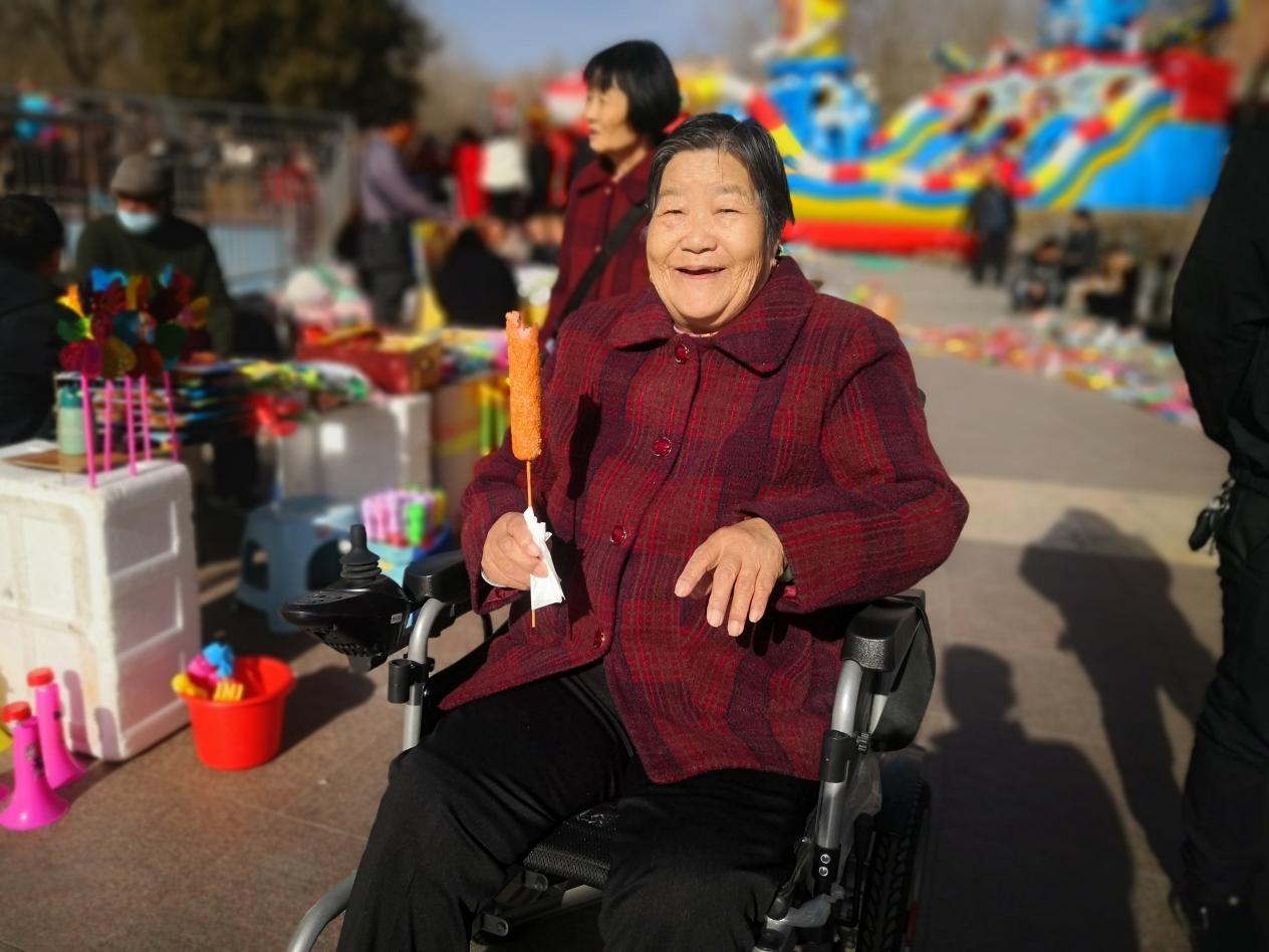 【新春走基层】中卫红太阳广场:活动多、年味足,老人乐淘淘(图2) 【新春走基层】中卫红太阳广场:活动多、年味足,老人乐淘淘(图2)