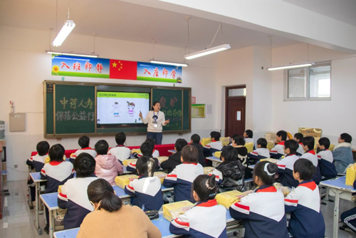 中荷人寿“保蓓公益行”：践行金融为民  激荡爱的力量		(图2)