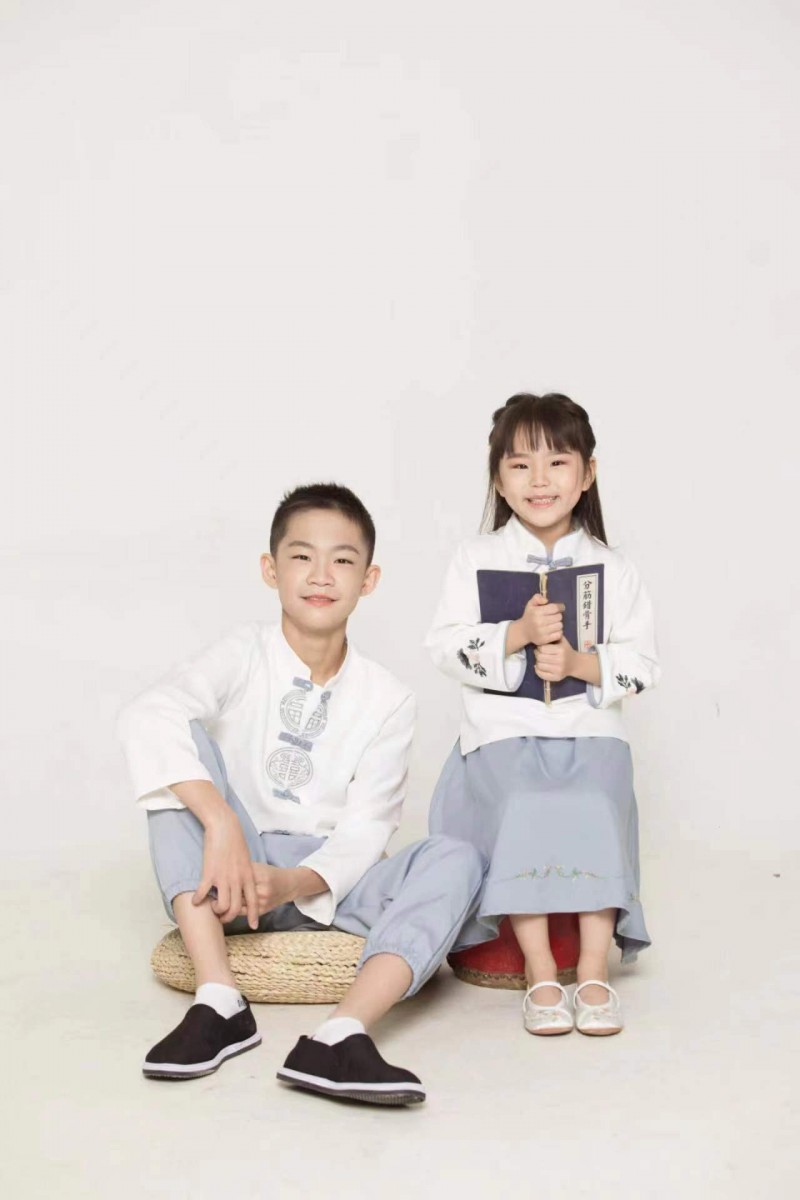 
			七岁李易慕安荣登《中国中医药大会》 蒙眼辨药判方剂中医技法见真章
		(图3)