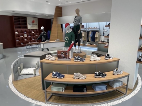 
			Lululemon等运动鞋履品牌和零售商运用AI科技让鞋履更合脚，鞋履零售迎来智能科技时代
		(图3)