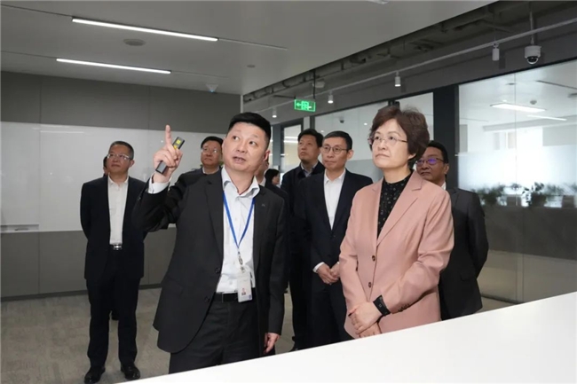 
			重庆市政协主席程丽华走访调研富民银行
		(图1)