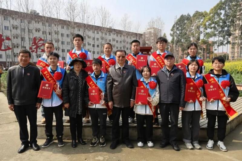 
			成都锦城学院成功举办第七届“春耕节”暨第四届大学生劳动文化节
		(图1)