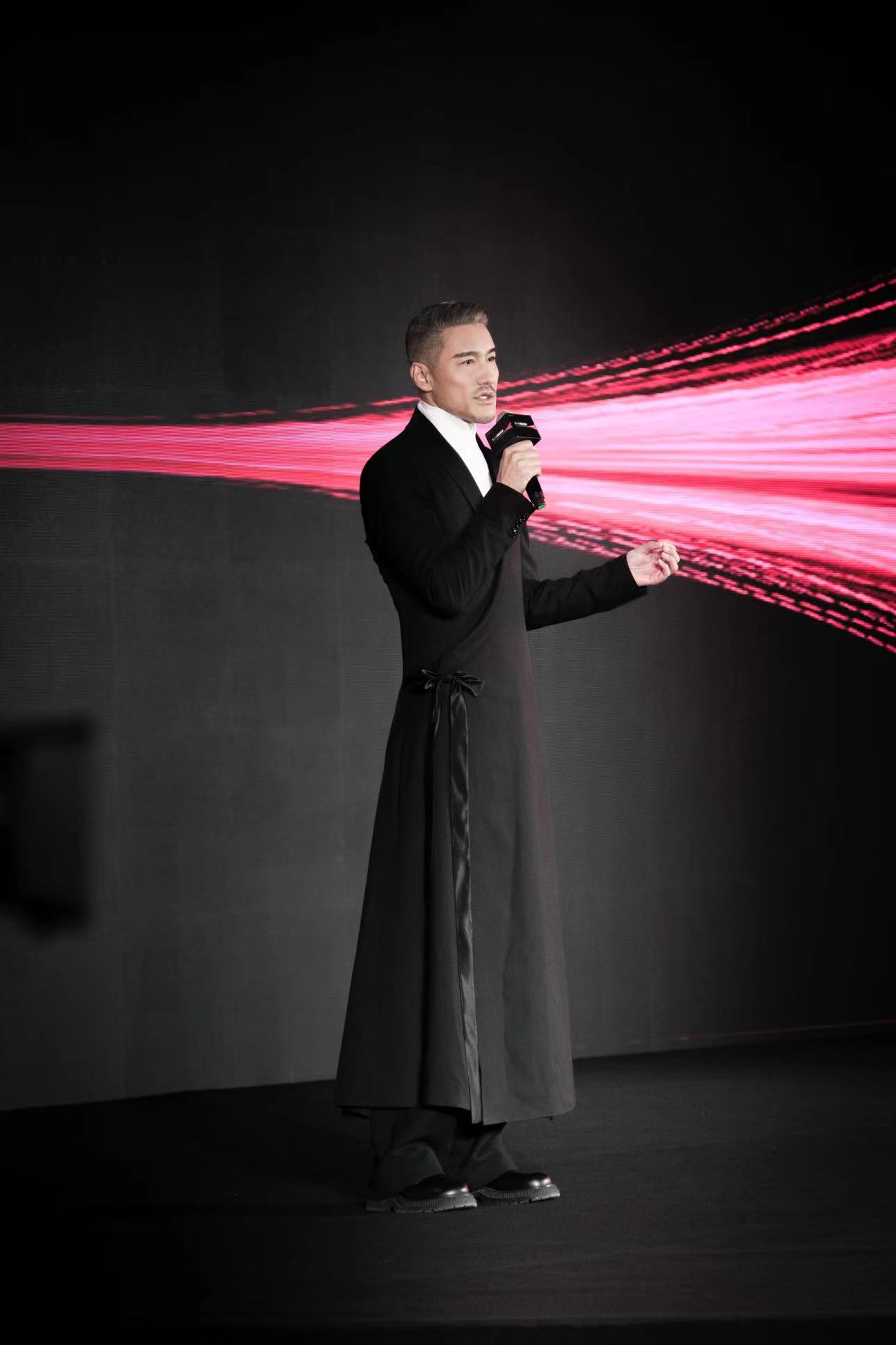 胡兵倡导质感美学塑造IP价值 荣获明星品质直播间殊荣		