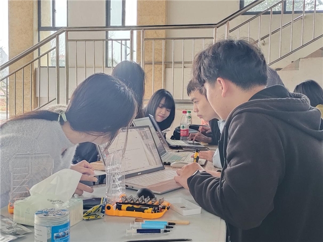 
			桂林航天工业学院计算机科学与工程学院开展“便民服务献真情，点滴关怀暖人心”雷锋月主题活动
		(图7)