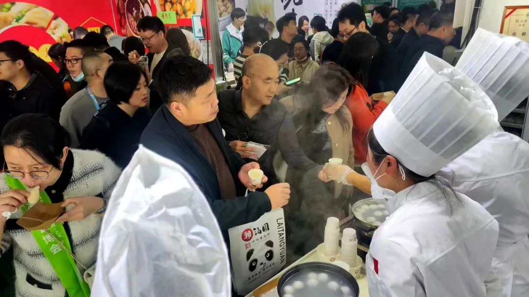 赖汤圆亮相良之隆展会，新品预制菜与爆浆糍粑系列引领新风尚(图2)