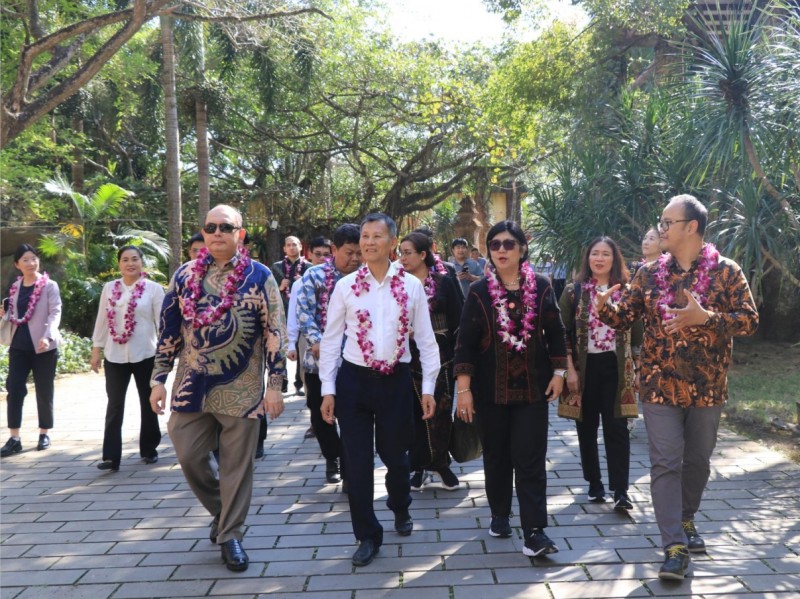 
			印尼・海南推广中心在兴隆巴厘村景区盛大开幕 南国集团助力中印尼交流合作
		(图1)