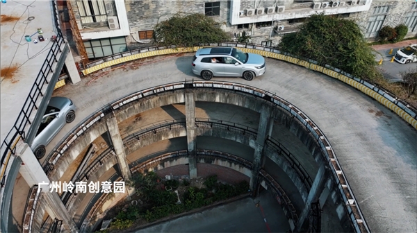 
			智慧出行 悦享春色 赛力斯问界新M7智驾惊艳来袭
		(图1)